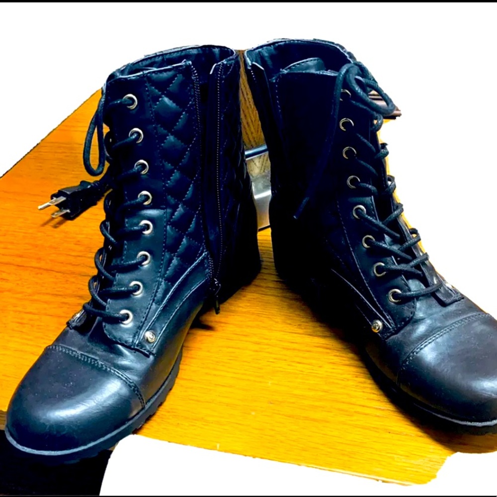 Guess Winter Gibson Boots Lace up With Side zipper. Gold Trimmed size 6M